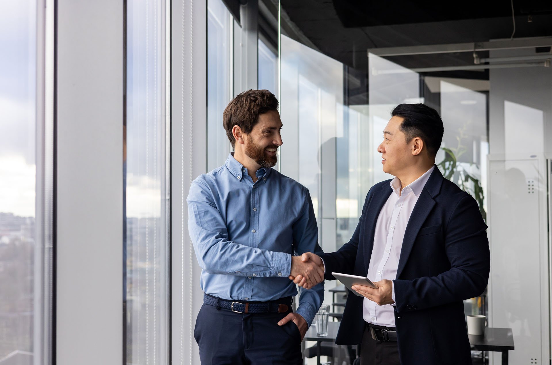 administrator-shaking-hands-with-agent-horiz